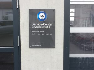 Beschilderung, Außen, S&S Werbung, Regensburg für TÜV Süd