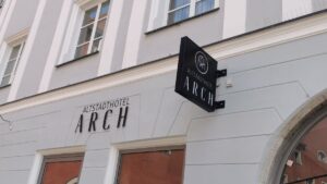 Schrägansicht der Fassade des Regensburger Altstadthotels ARCH mit den Werbeanlagen.